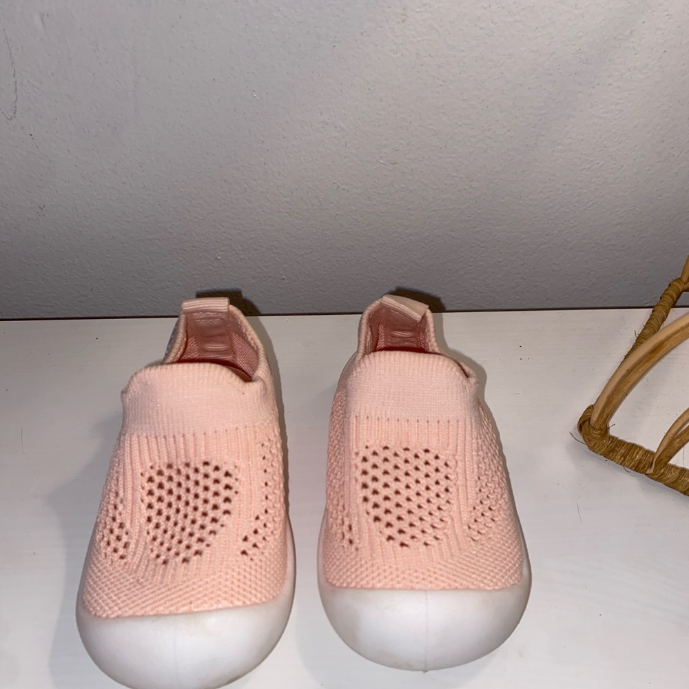 SHEIN Kids Pink Water Shoes